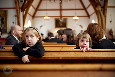 giúp trẻ nghiêm túc trong nhà thờ